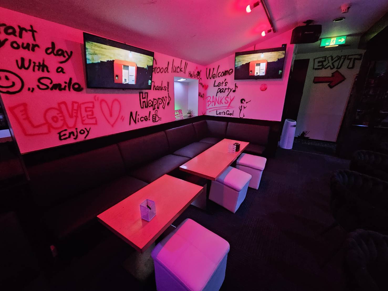 YANAGAWA BANKSY 柳川 MIX BAR 店内 ソファ席 ピンクネオン