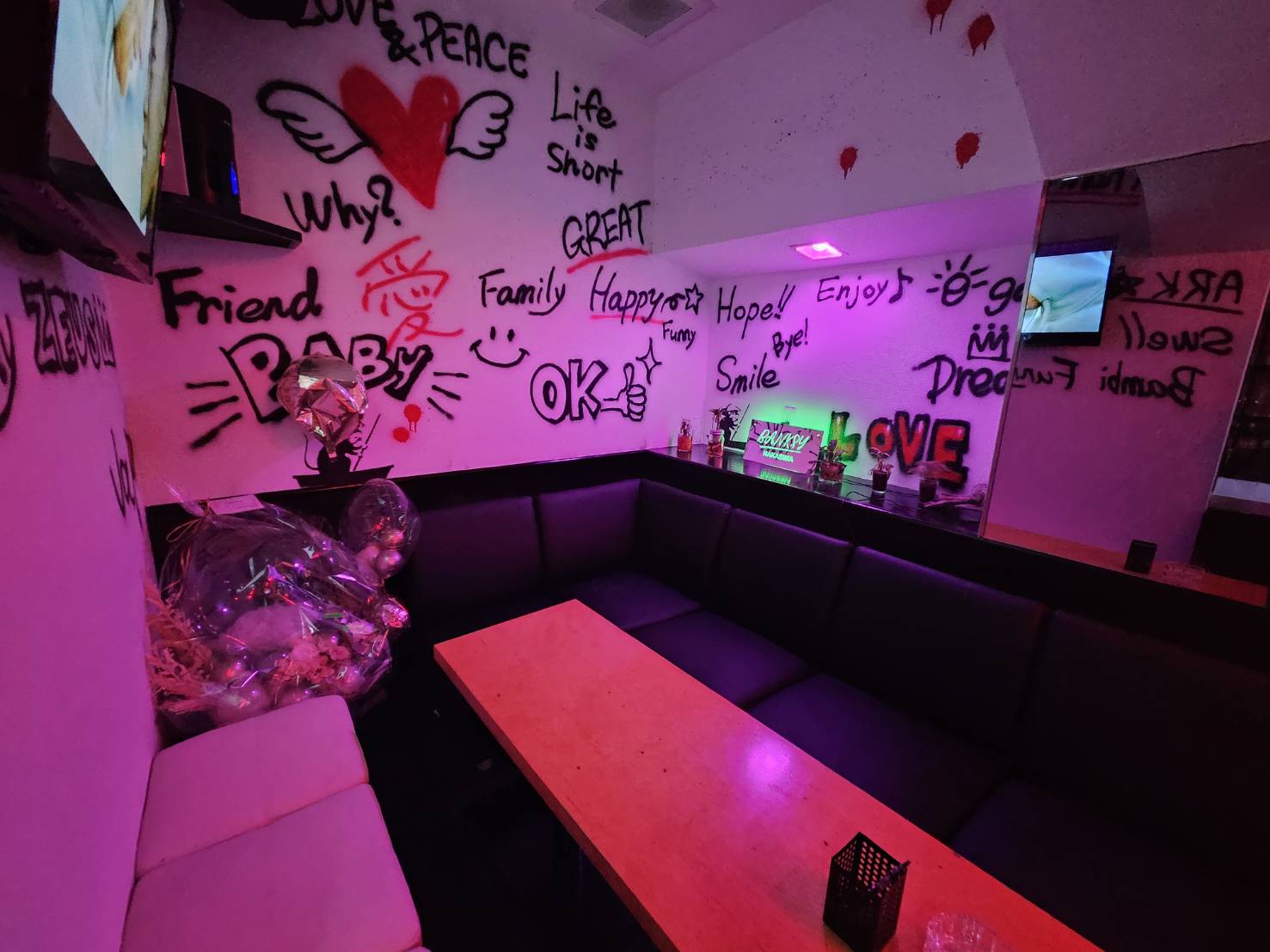 YANAGAWA BANKSY 柳川 MIX BAR 店内 ボックス席 BANKSY風グラフィティ